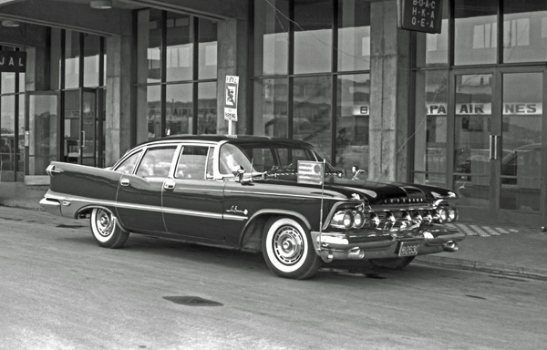 59-3a  1959 Imperial LeBaron(ウルグァイ大使館）.jpg